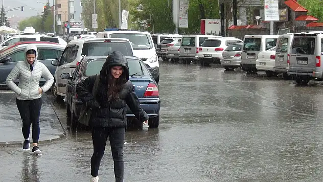 Kars'ta caddeler göle döndü