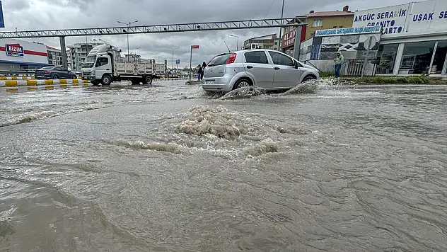 Van'da yollar taştı
