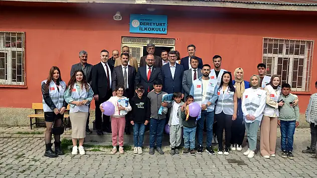 Muş'ta köy okulundaki öğrencilere gönüllülerden tablet hediyesi