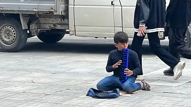 Okulda Öğrendiği Melodikayı Sokakta Çalarak Para Kazanıyor