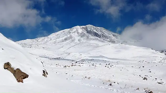 Ağrı Dağı'nın Etekleri Beyaza Büründü