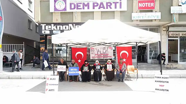 PKK tarafından kaçırılan çocukların aileleri oturma eylemine devam ediyor