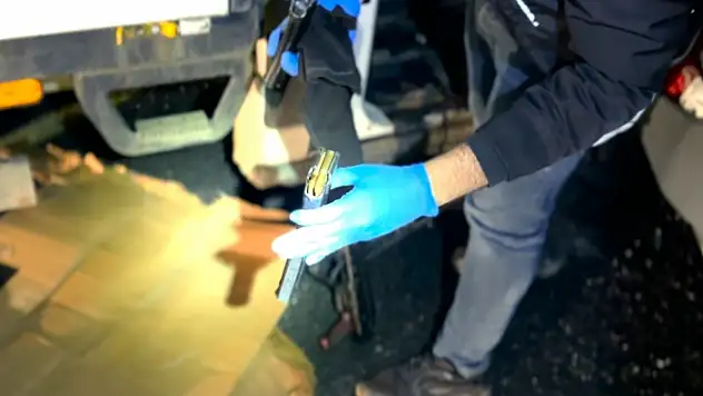 Muş'ta durdurulan 2 araçta uyuşturucu ve silah ele geçirildi