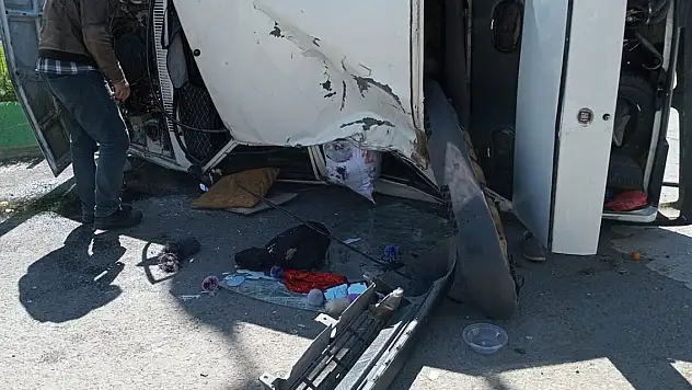 Ağrı'da devrilen araçtan 3 kişi yaralı olarak çıkarıldı