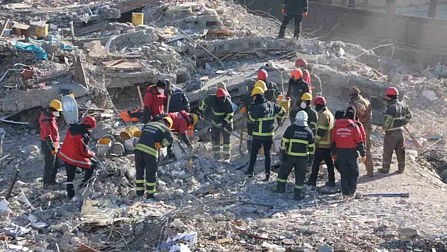 Diyarbakır'da depremde 100 kişiye mezar olan Hisami Apartmanında karar çıkmadı