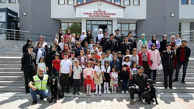 Muş'ta kadın komutanlardan Anneler Günü etkinliği