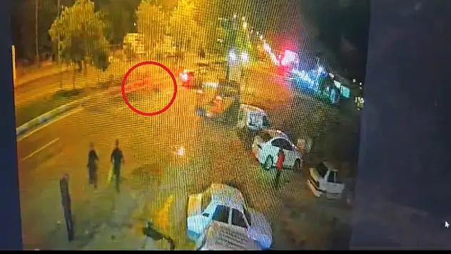 Yolun karşısına geçmek isteyen genç kız canından oluyordu
