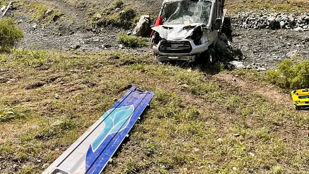 Kars'ta kamyonet şarampole devrildi: 1 ölü, 1 yaralı
