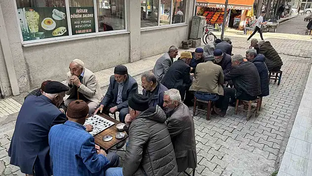 Bu kahvehanede 7'den 70'e herkes satranç oynuyor