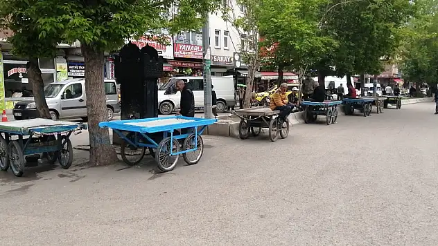 Ağrı'da el arabası ücretleri taksilerle yarışıyor