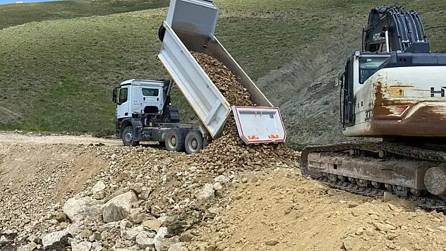 Muş'ta sağanak sonrası bozulan köy yolları onarılıyor