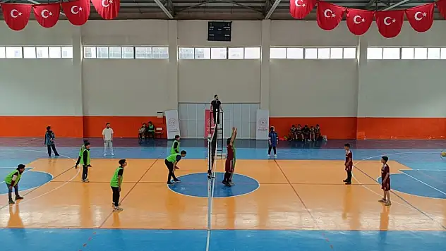 Bahçesaray'da okullar arası voleybol turnuvası düzenlendi