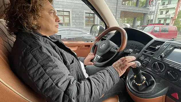Anne şoför Belkız Çelik, 10 yıldır Kars'ın zorlu yollarında turistleri gezdiriyor