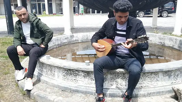 Ağrı'da bağlama sesleri yankılanıyor