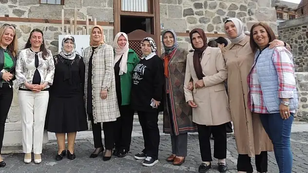 Melek Öğretmeni yalnız bırakmadılar