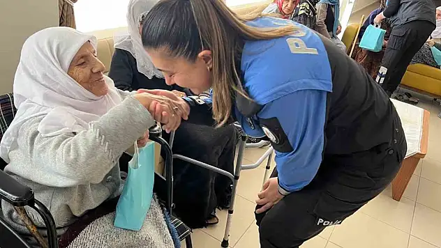 Van Polisi Anneleri unutmadı