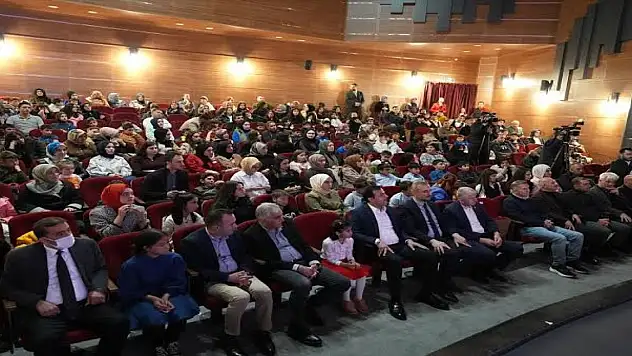 Erzurum'da devlet korumasındaki çocuklar 'Şair Evlenmesi' oyununu sahneledi