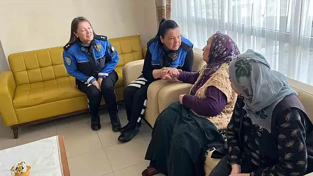 Van polisinden Anneler Günü ziyareti