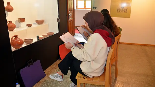 Muş'ta öğrenciler müzedeki eserleri resmetti
