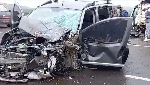 Kafa kafaya çarpışan iki araç hurdaya döndü: 2 yaralı