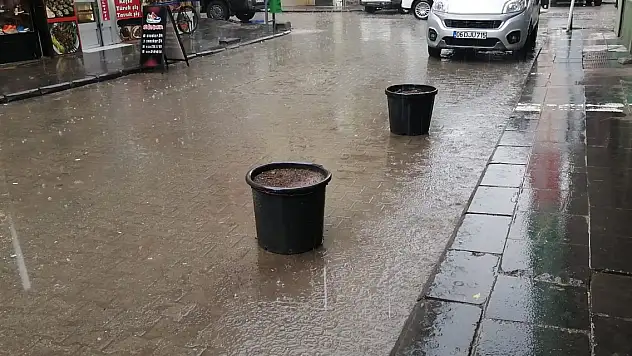 Ağrı'da sağanak yağmur etkili oldu