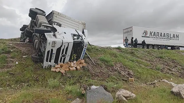 Bitlis'te kozmetik ürünü yüklü tır devrildi