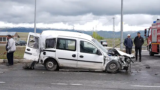 Erzurum'da tır ile hafif ticari araç birbirine girdi: yaralı