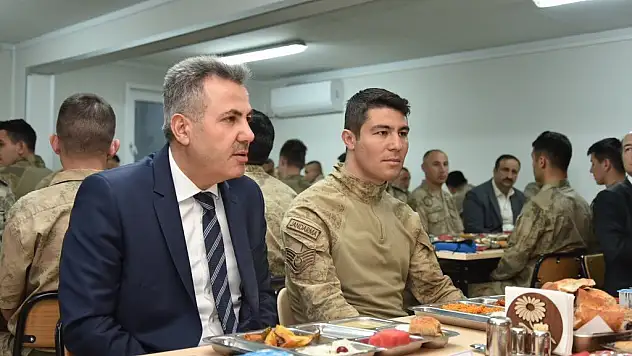 Vali Elban, Askerle İftarda Buluştu