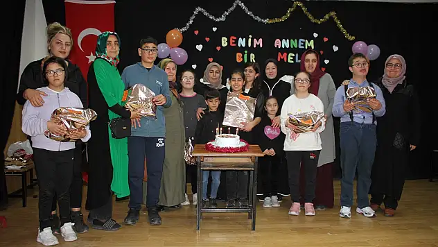 Van'da özel çocuklar annelerine çanta yaptı