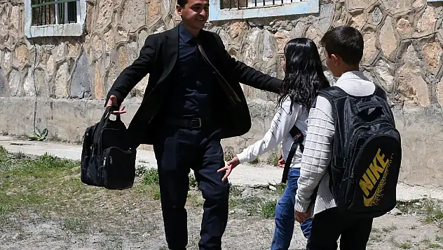 Dağ yamacındaki mezrada iki öğrencisinin eğitimi için çaba gösteriyor