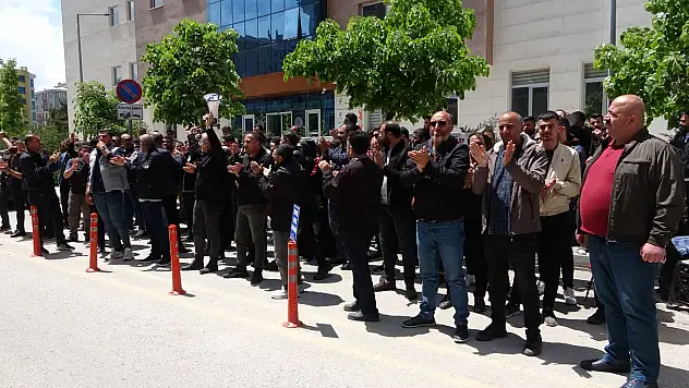 Van'da belediyelerden çıkarılan işçilerden 'düdüklü' eylem