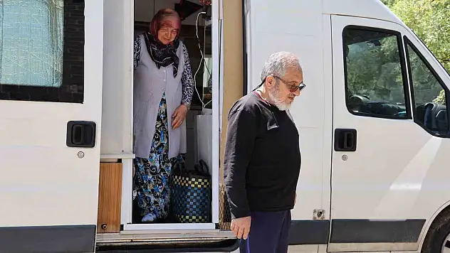 70 yaşındaki çift karavanla 2018 yılından beri geziyor