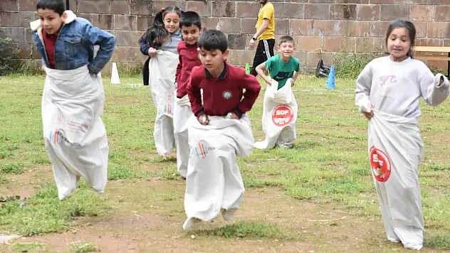 Bitlis'te 'Geleneksel Sokak Oyunları Şenliği' düzenlendi