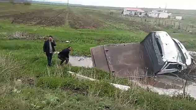 Kars'ta yoldan sapan kamyonet çamura saplandı
