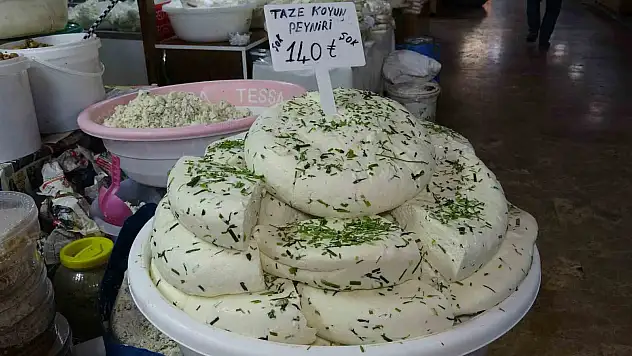 Van'ın taze otlu peyniri tezgaha çıktı