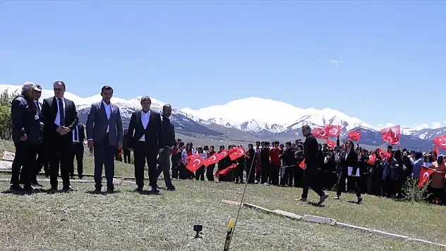 Erzurum'da öğrencilerin roketleri gökyüzünü süsledi