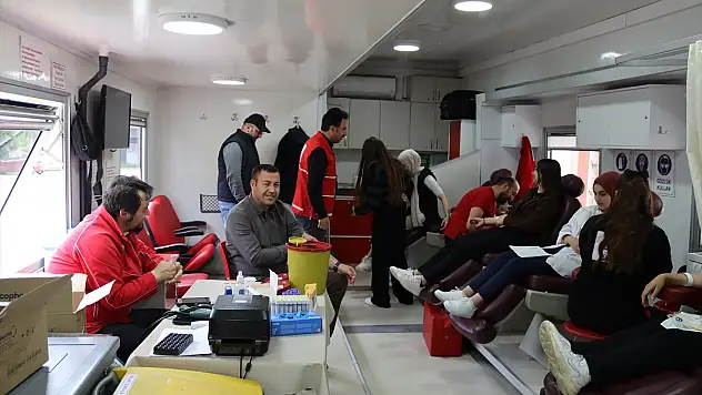 Erzurum'da öğrencilerden Kızılay'a destek