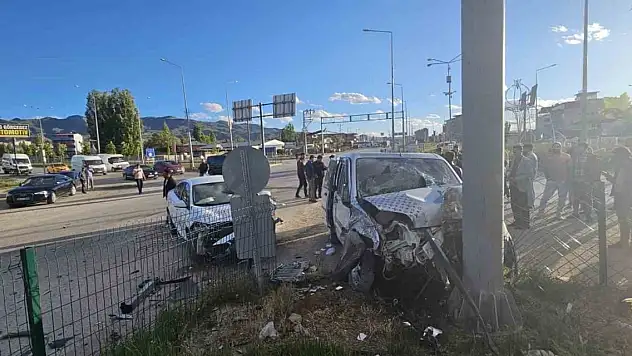 Ağrı'da Kırmızı Işık ihlali kazayı getirdi