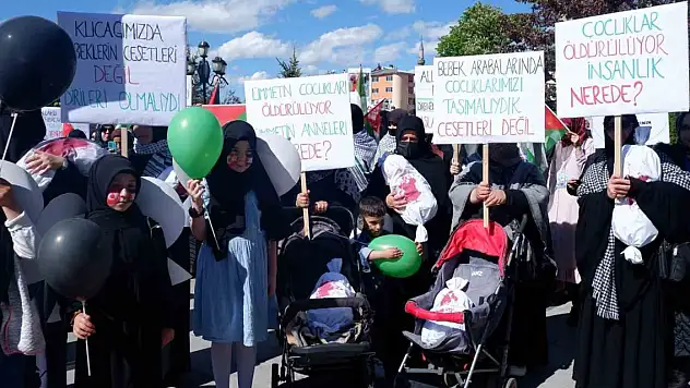 Erzurum'da sağlıkçıların sessiz yürüyüşü sürüyor