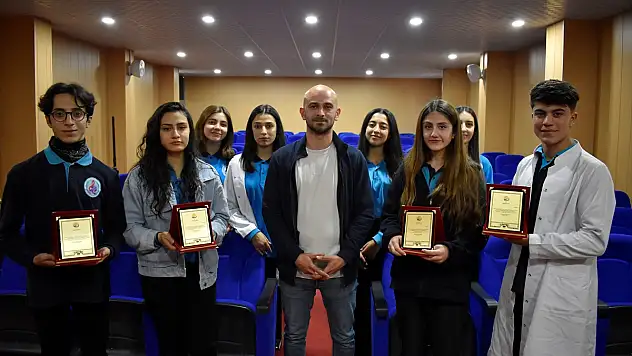 Bitlisli öğrenciler tiyatro yarışmasında Türkiye birincisi oldu