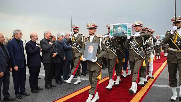 İran Cumhurbaşkanı Reisi için Kum kentinde cenaze töreni düzenlendi