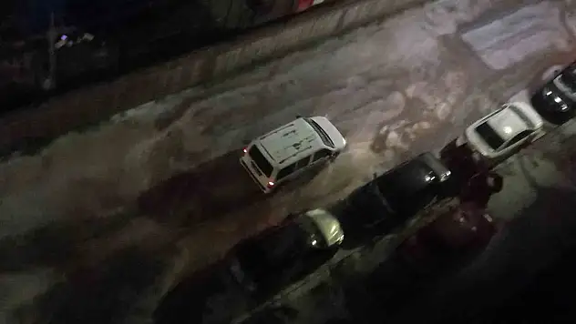Bitlis'te sağanak ve dolu hayatı felç etti