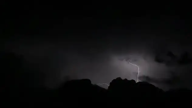 Bitlis'te geceyi  şimşekler aydınlattı