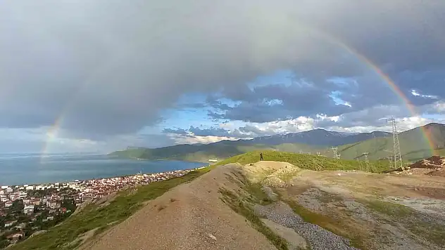 Bitlis'te sağanak sonrası çıkan gökkuşağı hayran bıraktı