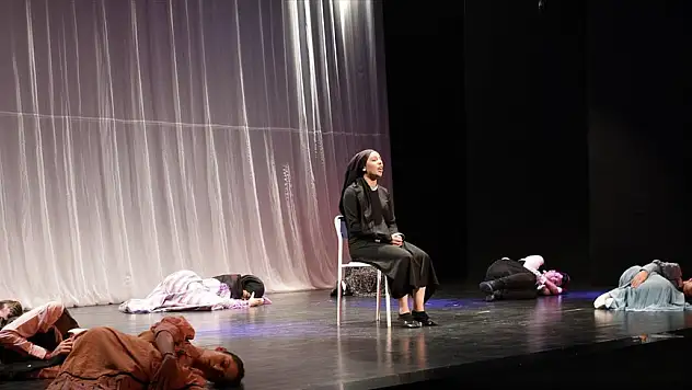 Erzurum'da öğrenciler Milli Mücadele kahramanlarını sahneledi