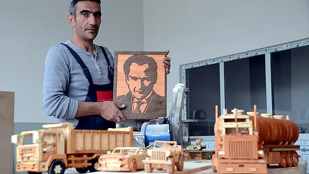 Kars'ta ahşap ustasının yaptığı eserler öğrenciler için satılıyor