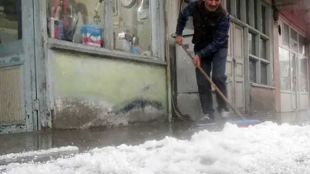 Kars ve Erzurum'da sağanak ve dolu etkili oldu
