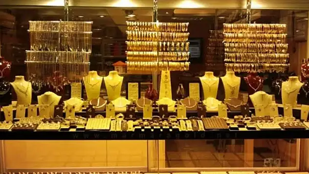 Kuyumcu dükkanından 3 milyon lira değerinde altın çalan 2 kişi yakalandı