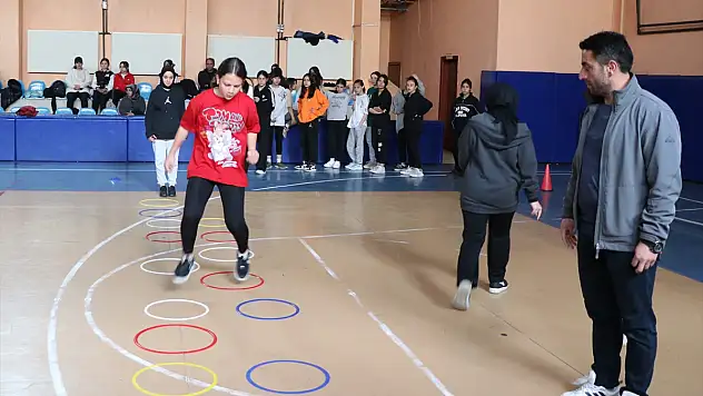 Erzurum'da gönüllü öğretmenler hafta sonu çocuklara spor aşılıyor