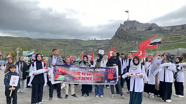 Kars'ta sağlık çalışanları, Filistin için sessiz yürüyüşlerini sürdürüyor